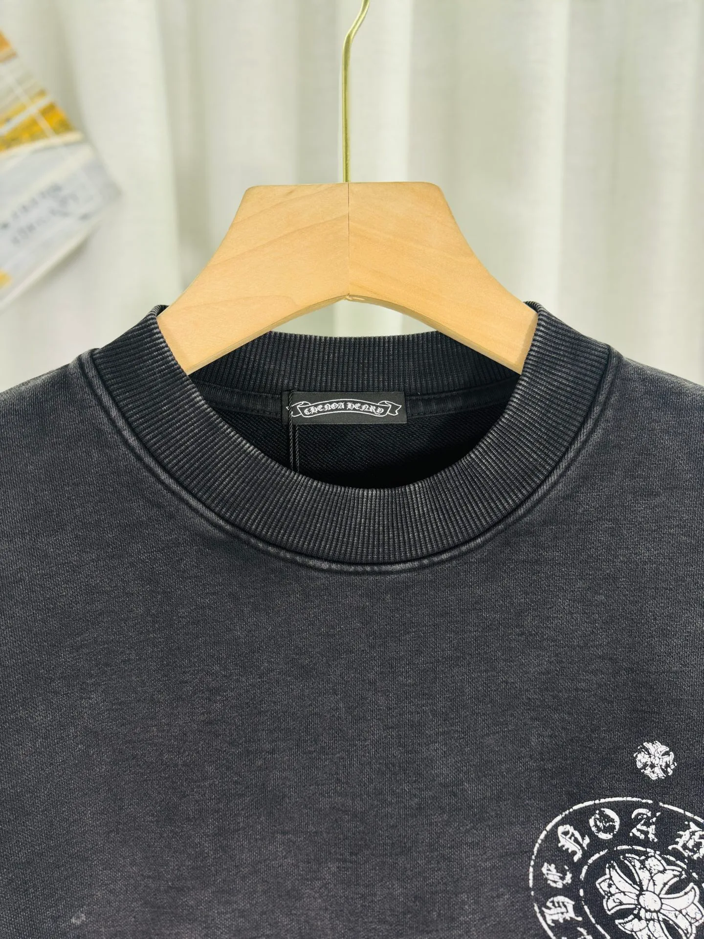 P270 top version, real shot without P, ​​different from market currency) 𝗖𝗵𝗿𝗼𝗺𝗲 𝗛𝗲𝗮𝗿𝘁𝘀/Cro Heart 2025 washed patch embroidery autumn and winter new original single counter American laser burnt 3D three-dimensional color embroidered couple casual sweatshirt 👑The highest version! Customized fabric 430g tripe terry fabric! American acid-washed and distressed original fabric, laser burnt pattern, exquisite embroidery of letters! The best-selling model in the counter, very comfortable to wear. Accessories: original molded and authenticated collar label➕100% silk wash label. Genuine purchase-grade original hangtag➕matching hanging rope➕3D hanging beads➕original packaging bag. Craftsmanship: The original version has consistent wiring! The highest version of the armhole matching technique! Color: Gray Black Size: S M L XL Style No.: 9336